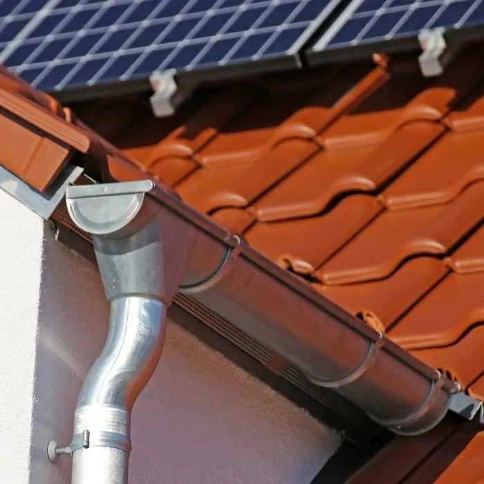 Gouttière sur mesure posée sur un toit Nîmois